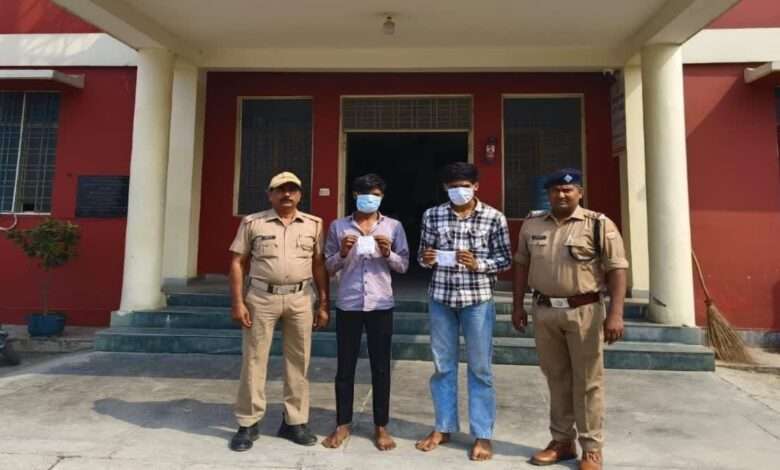 पुलिस की गिरफ्त में आरोपी (photo- ETV Bharat)