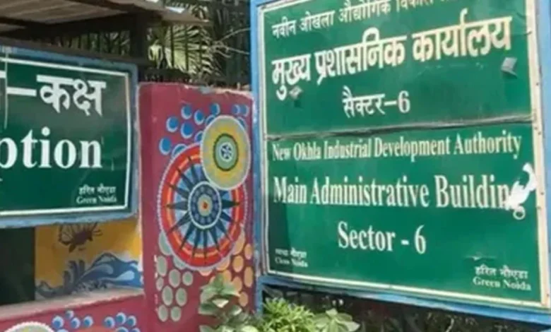 नोएडा में एक रिटायर्ड IAS अधिकारी की संपत्ति