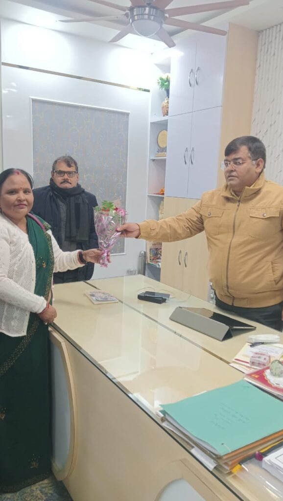 नए साल में आंगनबाड़ी कर्मचारी संघ ने की जिलाधिकारी से मुलाकात, 3-6 साल के बच्चों के लिए शीतकालीन अवकाश की मांगी गुहार!