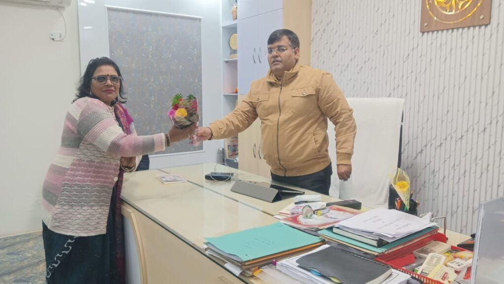नए साल में आंगनबाड़ी कर्मचारी संघ ने की जिलाधिकारी से मुलाकात, 3-6 साल के बच्चों के लिए शीतकालीन अवकाश की मांगी गुहार!