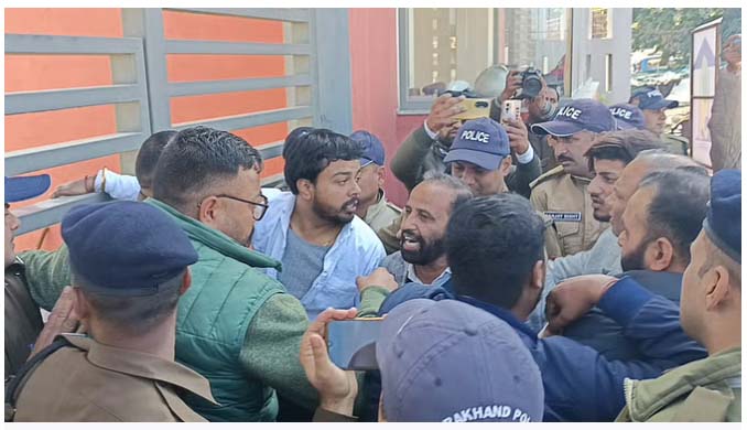 dddd हरिद्वार मेडिकल कॉलेज को पीपीपी मोड पर देने का विरोध जारी: छात्र-छात्राओं और कांग्रेस का प्रदर्शन तेज