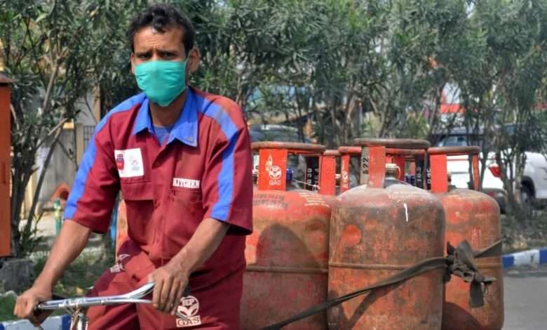एलपीजी सिलेंडर के दामों में बदलाव: कमर्शियल गैस सस्ती