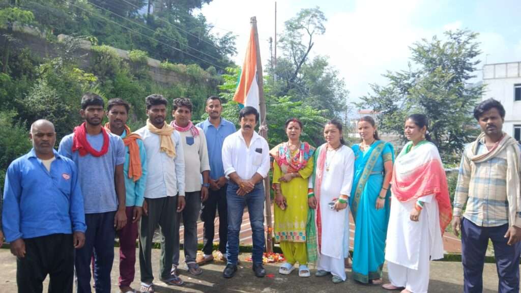 पिथौरागढ़: 15 अगस्त पर भवन एवं अन्य निर्माण कर्मकार कल्याण संघ ने जिला कार्यालय में ध्वजारोहण किया