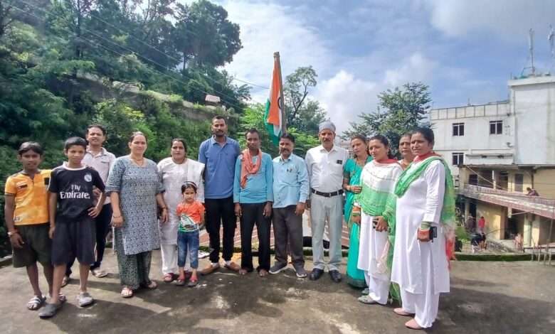 पिथौरागढ़: 15 अगस्त पर भवन एवं अन्य निर्माण कर्मकार कल्याण संघ ने जिला कार्यालय में ध्वजारोहण किया