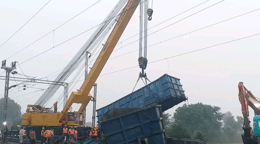 मथुरा में मालगाड़ी दुर्घटनाग्रस्त 12 डिब्बे पटरी से उतरे