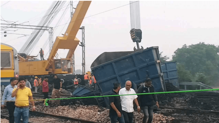 मथुरा में मालगाड़ी दुर्घटनाग्रस्त 12 डिब्बे पटरी से उतरे