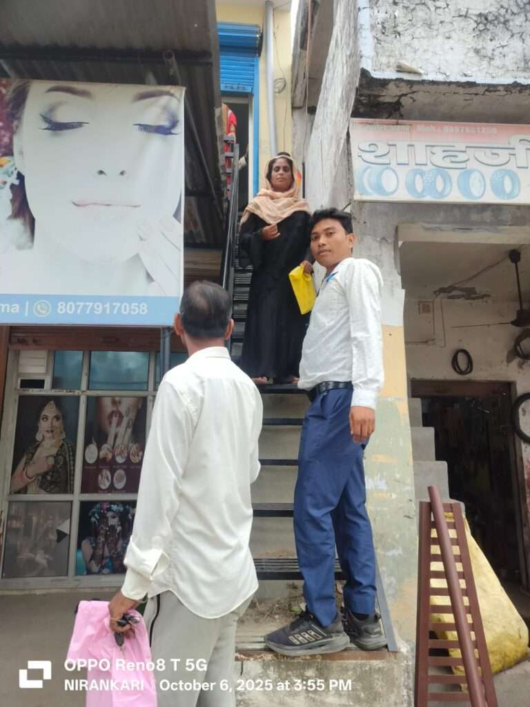 श्रमिक सुविधा केंद्र का हाल जानने अचानक पहुंचे निर्माण मजदूर यूनियन के पदाधिकारी