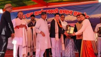 राज्य आंदोलनकारी विक्रम सिंह कठैत को सम्मानित करते हुए टिहरी विधायक किशोर उपाध्याय, जिलाधिकारी टिहरी निकिता खंडेलवाल